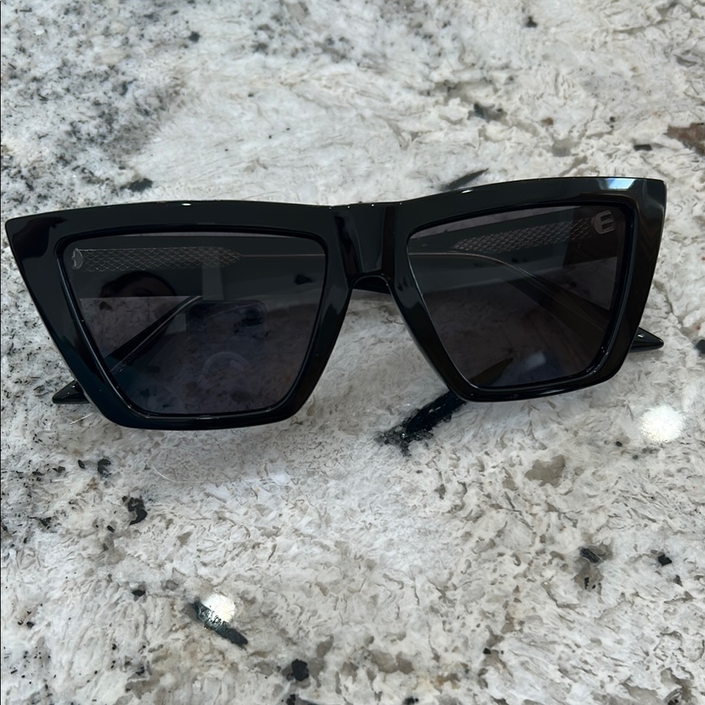 Chic Black Cat-Eye Sunglasses